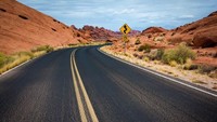 Jalan raya The H-3 Highway di Hawaii ini terletak di pulau Hawaii Oahu. Untuk membangun jalan ini, diperlukan biaya US$ 1,3 miliar atau setara Rp 19,2 triliun. Jalan raya sepanjang 16 mil ini menghubungkan pangkalan militer Amerika terbesar di Hawaii, Pearl Harbor. Istimewa/insidermonkey.com.