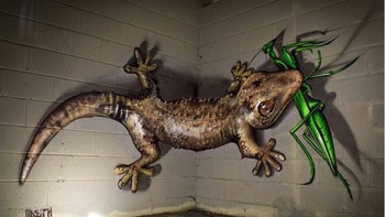 Karya terbarunya kini lebih banyak menggambar hewan-hewan berukurang raksasa. (Foto: instagram.com/odeith via Brightside)