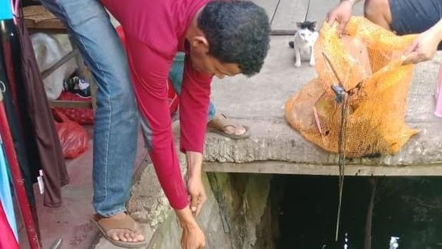 Dia jua dihukum membersihkan got gara-ggara memotong rantai pembatas jalan itu