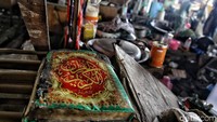 Alquran yang salah satu sisinya terbakar menjadi saksi bisu keganasan si jago merah melahap kampung mereka.