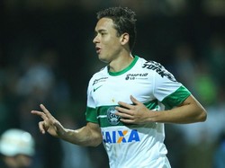 Barcelona tergiur merekrut Keirrison di 2009, setelah sang penyerang tampil tajam di Liga Brasil. Keirrison bikin 21 gol di 31 penampilan bareng Coritiba di musim 2008, lalu mencetak lima gol dalam tujuh penampilan singkat di Palmeiras. Barcelona meminjamkannya ke sejumlah klub untuk mematangkannya, tapi Keirrison tak pernah mencapai potensi maksimalnya. Pemain 29 tahun ini sekarang bermain untuk Londrina di Brasil. (Foto: Heuler Andrey/Getty Images)