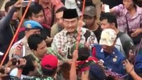 Agustinus akhirnya bersedia turun dari atas baliho di dekat jalan layang (flyover) Pasar Rebo, Ciracas, Jakarta Timur. Agustinus Turun setelah dibujuk mantan Ketua MK Jimly Asshiddiqie. Foto: Yuliaty B