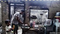 Menurut keterangan salah satu warga, pasca kebakaran yang terjadi beberapa waktu lalu,  warga Kampung Walang terpaksa harus tinggal di tenda pengungsian.