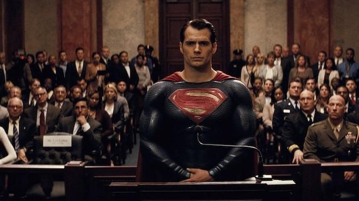 Penampilan Henry Cavill sebagai Superman.