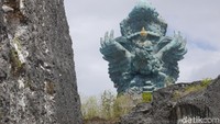 Foto: Patung ini tingginya sekitar 121 meter, terdiri dari 24 segmen dan 754 modul dari tembaga dan kuningan (Kurnia/detikTravel)