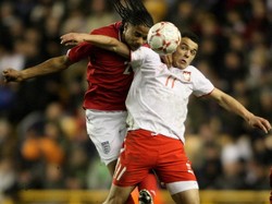 Dawid Janczyk (kanan) menyita perhatian di Piala Dunia U-20 2007, di mana dia mencetak tiga gol dari empat laga untuk Polandia. Janczyk lantas meninggalkan Legia Warsawa untuk gabung CSKA Moskow, tapi kemampuannya mandek. Sempat tanpa klub sejak 2014 hingga 2016, dia lantas memperkuat klub kampung halamannya, Sandecja Nowy Sacz. (Foto: Stu Forster/Getty Images)