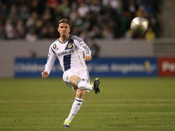Pemilik kaki kanan terbaik di era 1990-an dan awal 2000-an, David Beckham menduduki posisi lima daftar ini. Gelandang yang sempat membela Manchester United, Real Madrid, dan AC Milan ini punya 65 gol tendangan bebas. (Victor Decolongon/Getty Images)