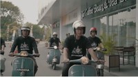 Belum lama ini di akun instagramnya Gibran mengunggah video dirinya naik skuter klasik. Dalam video itu, Gibran tampak asyik berkendara dengan Vespa klasik bersama rekan-rekannya. Foto: Pool (Instagram)