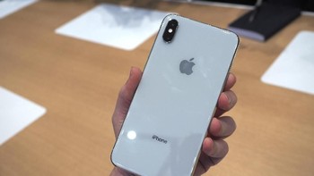 Keduanya masih menggunakan dua kamera belakang seperti di iPhone X, yaitu kamera dengan lensa lebar dan lensa tele, yang keduanya menggunakan sensor 12 megapixel lengkap dengan optical image stabilization. Kini kamera dengan lensa lebarnya menggunakan sensor anyar dengan pixel lebih besar, sementara kamera dengan lensa telenya mempunyai bukaan yang lebih besar. Artinya akan punya performa lebih tinggi pada kondisi kurang cahaya. Foto: Slashgear