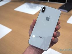 Menggenggam iPhone XS dan iPhone XS Max
