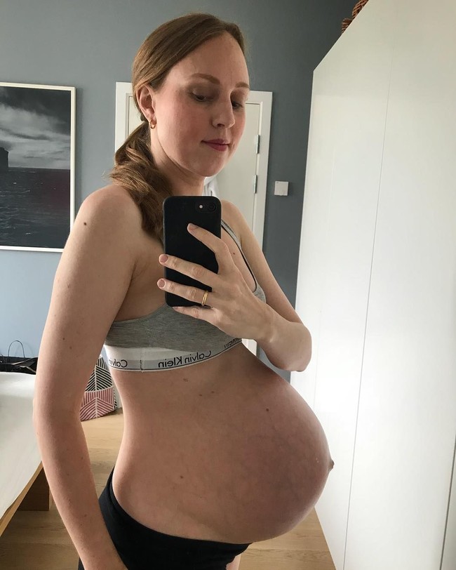 Dan inilah perut Maria saat kehamilannya sudah memasuki usia enam bulan. Bentuk perutnya ini sudah seperti wanita yang mau melahirkan, jika di perutnya hanya ada satu janin. Foto: Instagram @triplets_of_copenhagen