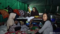 Padahal, Pembuatan shelter itu dijanjikan akan dibangun pada tahun ini. Hingga kini terdapat 90 KK dengan total warga sebanyak 270 jiwa.
