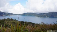 Ada pantai pasir putih di Danau Anggi Gida, Pegunungan Arfak, Papua Barat. Traveler bisa melihatnya dari puncak Bukit Tombrok sekaligus melihat Manokwari Selatan jika cuaca sedang cerah (Masaul/detikTravel)