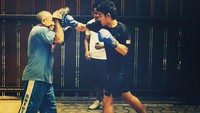 Si anak sulung, Axel, tentu tak ketinggalan. Boxing menjadi pilihannya untuk menjaga kebugaran dan melepaskan stres. (Foto: Instagram/@axelmatthethomas)