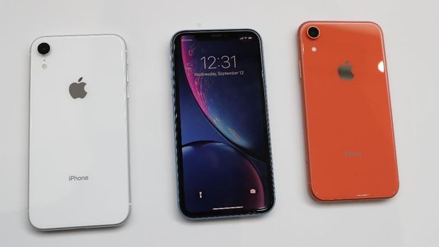 Iphone Xr Review For Once Cheaper Is Better Iphone Whats On My Iphone Android Smartphone