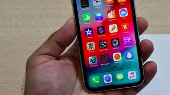 3. Layar Lebih Besar: iPhone XR layarnya seluas 6,1 inch, sedangkan XS 5,8 inch. Meskipun memang XR masih memakai teknologi LCD, XS sudah OLED. Foto: Slashgear