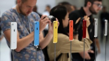 Warna-warni bagaikan nama tengah iPhone XR. Ya, jika XS dan XS Max cuma punya opsi tiga warna, XR bisa dipilih dengan enam varian warna. (Foto: Getty Images)
