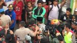 Detik-detik Agustinus Turun dari Baliho Usai Dibujuk Jimly