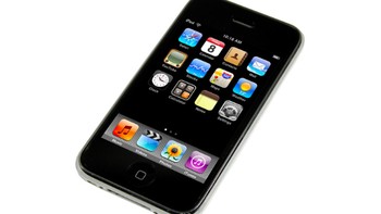 iPhone 3G dipasarkan pada 11 Juli 2018 dan diakhiri dukungannya oleh Apple pada 3 Maret 2011. Ponsel ini membawa dukungan 3G setelah di generasi pertama iPhone hanya mengusung EDGE. Foto: iFixit