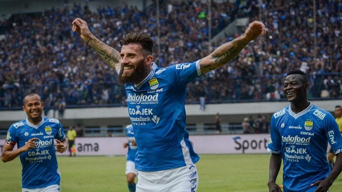 Pesepakbola Persib Bandung Bojan Malisic (tengah) melakukan seleberasi usai mencetak gol ke gawang Arema FC  saat menjalani laga lanjutan Gojek Liga 1 di Stadion Gelora Bandung Lautan Api, Bandung, Jawa Barat, Kamis (13/9). Persib Bandung berhasil menaklukan Arema FC dengan skor 2-0. ANTARA FOTO/Raisan Al Farisi/hp/18