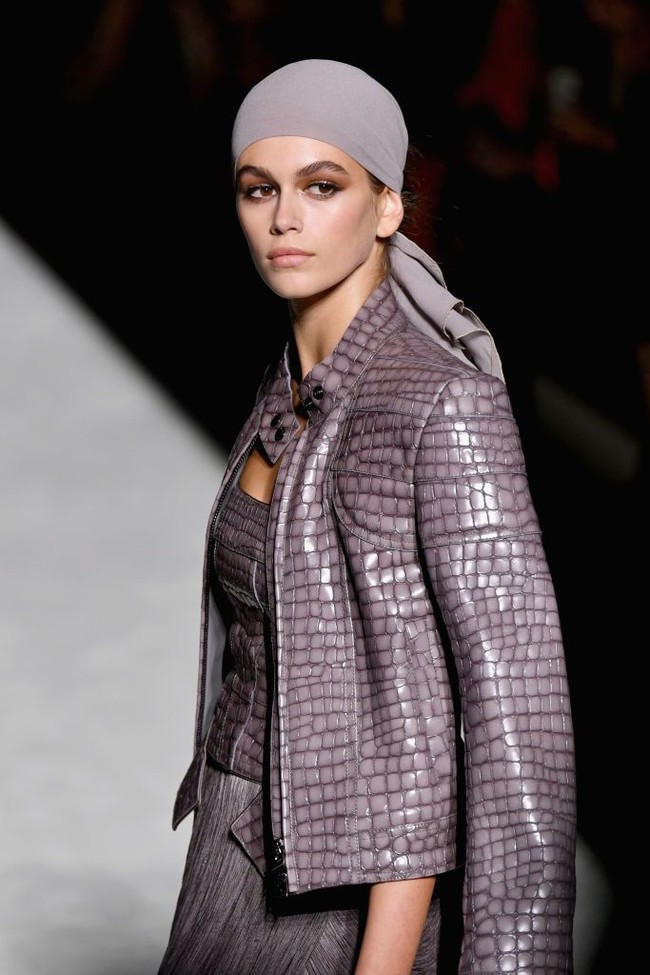 Mengikuti jejak sang ibu di dunia modeling, Kaia Gerber anak dari Cindy Crawford sudah jadi model paling diminati, di usianya yang baru 17 tahun. Paras cantik dan tinggi mencapai 175 meter, Kaia memang punya modal yang bagus berkarir sebagai model profesional. Foto: Getty Images