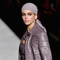 Mengikuti jejak sang ibu di dunia modeling, Kaia Gerber anak dari Cindy Crawford sudah jadi model paling diminati, di usianya yang baru 17 tahun. Paras cantik dan tinggi mencapai 175 meter, Kaia memang punya modal yang bagus berkarir sebagai model profesional. Foto: Getty Images