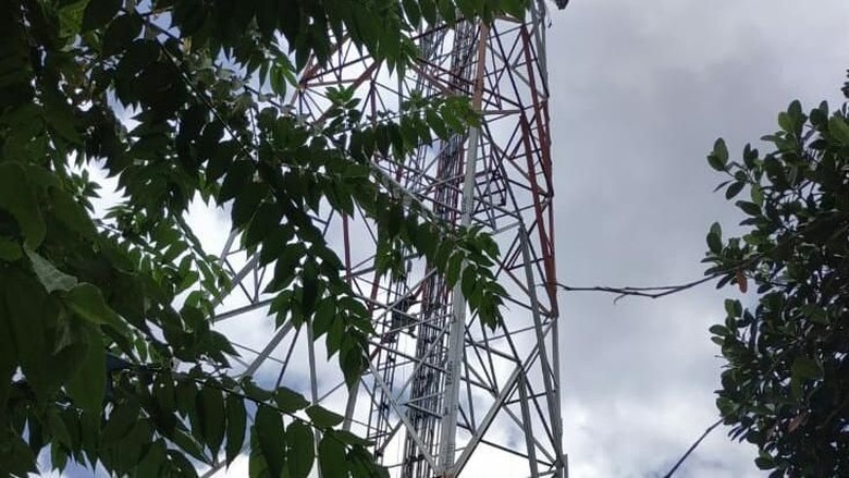 Ingin Lihat Pemandangan Depok, Eko Panjat Tower RRI Ingin Lihat Pemandangan Depok, Eko Panjat Tower RRI