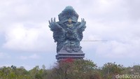 Foto: Tingginya melebihi patung Liberty di AS yang menjulang 93 meter (Kurnia/detikTravel)