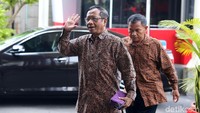 Mahfud tiba di Gedung KPK, Jalan Kuningan Persada, Jakarta Selatan sekitar pukul 09.50 WIB.