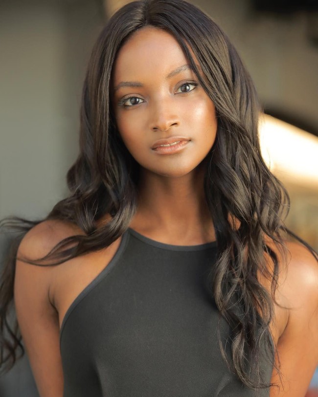 Lindsey Scott adalah seorang model yang punya kemampuan coding. Wanita yang pernah berjalan untuk Victorias Secret tersebut beberapa waktu lalu kembali jadi perbincangan setelah menerima komentar kurang menyenangkan dari sejumlah pria terkati kemampuannya. Foto: Instagram @lyndsey360