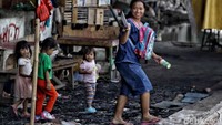 Warga beraktivitas seperti biasa di pengungsian sementara mereka.
