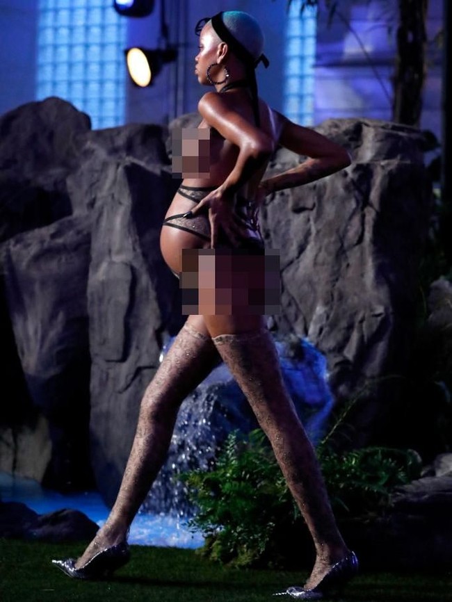 Salah satunya adalah Slick Woods, model berusia 22 tahun yang menjadi muse brand miliknya. Slick yang mengumumkan kehamilannya pada Juli 2018 silam, tampil mengenakan lingerie berdetail cut-out warna hitam. (Foto: Getty Images)