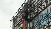 Agustinus diturunkan sekitar pukul 17.30 WIB. Sebanyak 2 unit mobil penyelamat dan 15 personel pemadam kebakaran dikerahkan ke lokasi. (Foto: Yuliaty B)