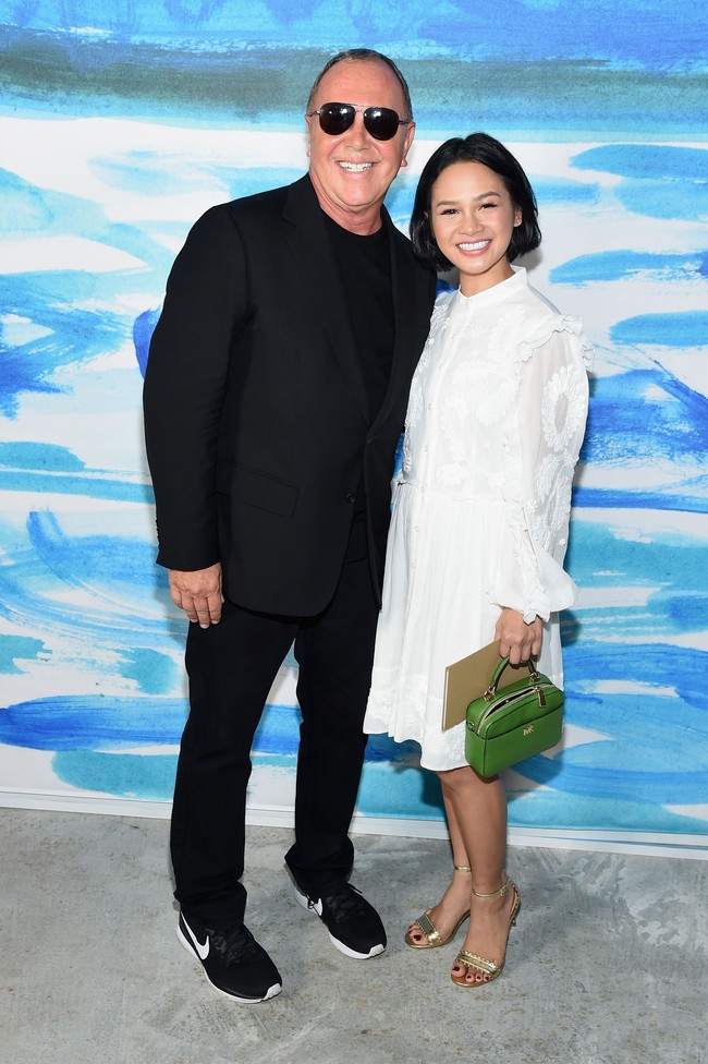 Andien pun tersenyum ceria saat berpose bersama Michael Kors, desainer yang sudah merilis lini busana wanita sejak 1981 dan lebih dari 1.500 butiknya tersebar di seluruh dunia. Foto: Getty Images
