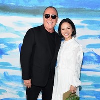 Andien pun tersenyum ceria saat berpose bersama Michael Kors, desainer yang sudah merilis lini busana wanita sejak 1981 dan lebih dari 1.500 butiknya tersebar di seluruh dunia. Foto: Getty Images
