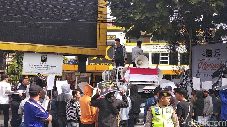 Massa di Bandung Tuntut PKS Ganti Tagar Ganti Presiden Massa di Bandung Tuntut PKS Ganti Tagar Ganti Presiden