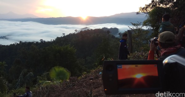 Biasanya pemandangan Negeri di Atas Awan hanya bisa dinikmati di puncak pegunungan yang tinggi. Namun tidak bagi masyarakat Sulawesi Utara yang penasaran dengan pesona awan tebal semacam ini. (Michelle Dejonker/detikTravel) Biasanya pemandangan Negeri di Atas Awan hanya bisa dinikmati di puncak pegunungan yang tinggi. Namun tidak bagi masyarakat Sulawesi Utara yang penasaran dengan pesona awan tebal semacam ini. (Michelle Dejonker/detikTravel)