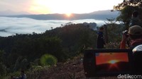 Biasanya pemandangan Negeri di Atas Awan hanya bisa dinikmati di puncak pegunungan yang tinggi. Namun tidak bagi masyarakat Sulawesi Utara yang penasaran dengan pesona awan tebal semacam ini. (Michelle Dejonker/detikTravel)