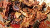 Duh, walau masih di kuali, bebek rica rica khas Manado ini bikin ngiler. Dimakan dengan seporsi nasi pulen hangat pasti nggak akan cukup. Foto: Insatagram dapursigembul