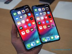 Menggenggam iPhone XS dan iPhone XS Max