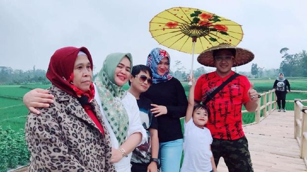 Istri Sule Foto Bareng Teddy Usai Nonton Voli, Cuma Pergi Berdua?