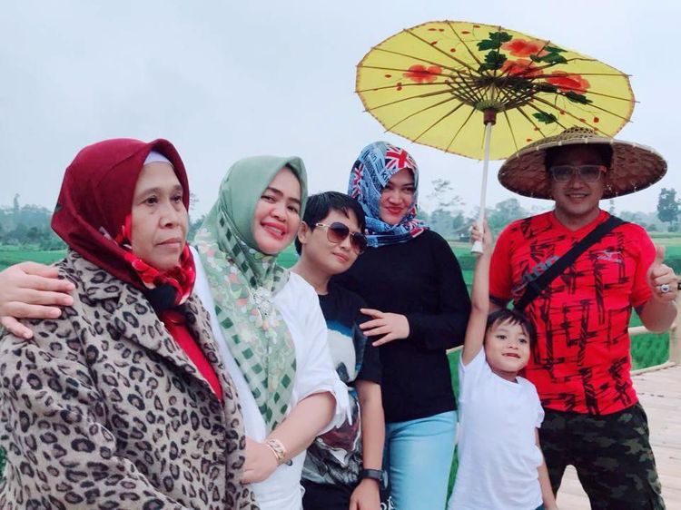 Foto Kedekatan Lina Sule dan Keluarga Teddy