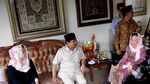 Potret Prabowo Cium Tangan Istri Gus Dur