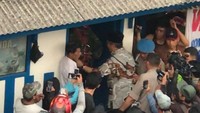 Saat Jimly mengajak Agustinus masuk ke Pos Polantas (Foto: Yuliaty B)