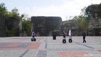 Foto: Selama berkunjung traveler tak hanya bisa mengagumi keindahan patung, tapi juga banyak pilihan aktivitas lain, seperti berkeliling naik segway (Kurnia/detikTravel)