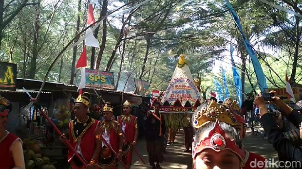 Larung Saji di Blitar Diwarnai Insiden Perahu Terhempas Ombak