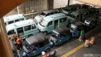 Bajaj ngetem di bahu jalan.