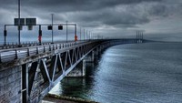 Jalanan ini membutuhkan anggaran pembangunan mencapai US$ 5,7 miliar, atau setara Rp 84 triliun. Jembatan Oresund adalah kombinasi dari jalan empat jalur, jembatan, dan terowongan ini menghubungkan Kopenhagen dan Malmo. E20, yang merupakan rute Eropa internasional, melewati jembatan ini termasuk Jalur Kereta Api Oresund. Istimewa/insidermonkey.com.
