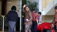 Mahfud sempat melambaikan tangan saat berjalan memasuki gedung KPK.