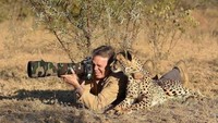 Foto: Fotografer satu ini, memotret alam liar Afrika ditemani seekor chhetah disampingnya. Motret apa sih bro?, kata si Cheetah. (Twitter/@polychromantium)